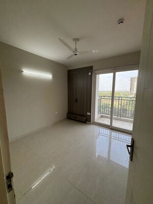 Room in 3 BHK Apartment at Eldeco Live By The Greens, Sector 150 – for Rent