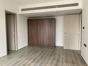 Room in 4 BHK Apartment at Rustomjee Paramount, Khar West – for Rent