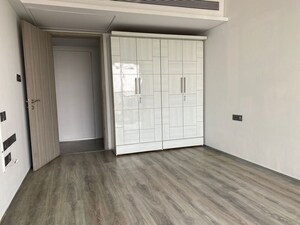 Room in 4 BHK Apartment at Rustomjee Paramount, Khar West – for Rent