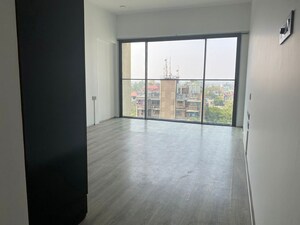 Room in 4 BHK Apartment at Rustomjee Paramount, Khar West – for Rent