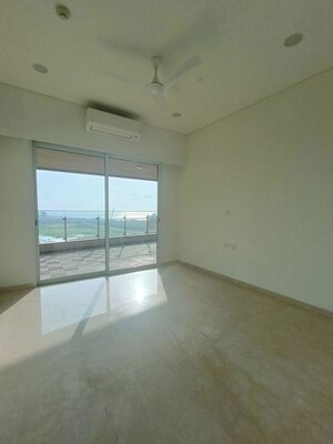 Room in 3 BHK Apartment at Lokhandwala Minerva Mahalaxmi, Mahalaxmi – for Rent