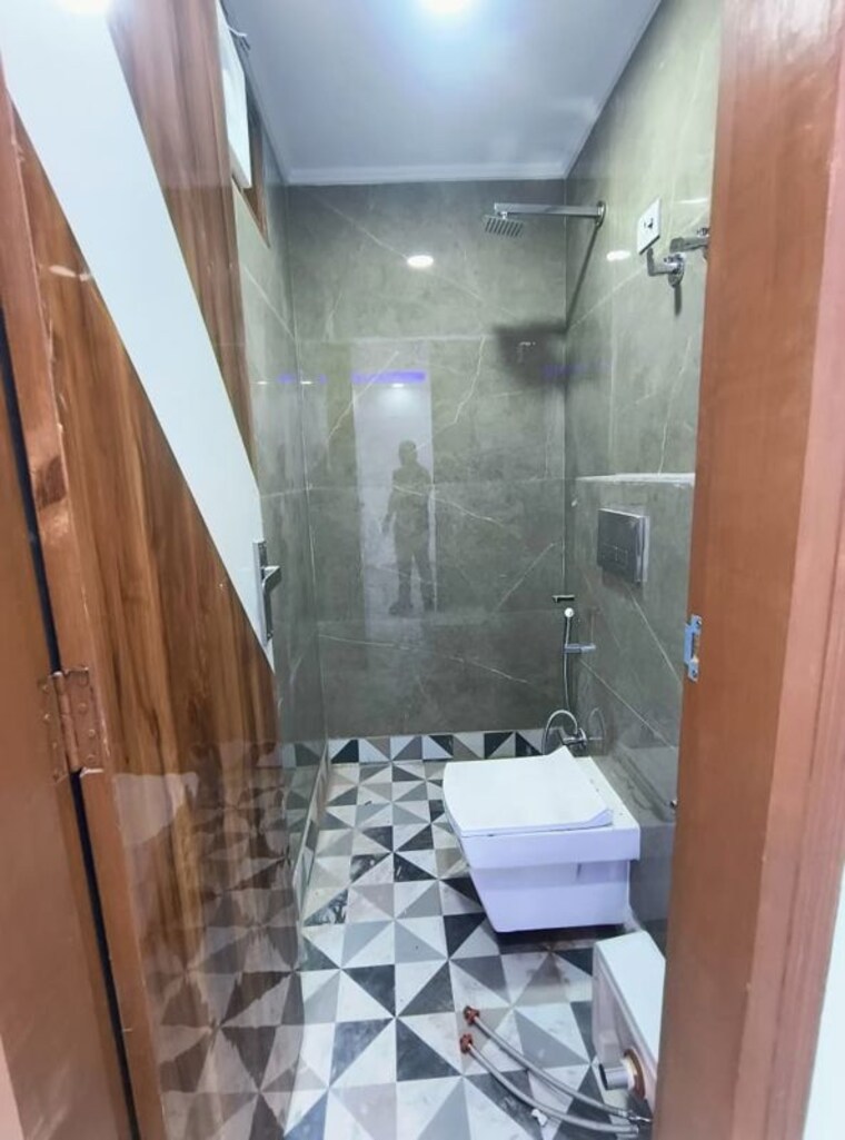 Bathroom, govindpuri 3 Bedroom 900 Sq.Ft. Builder Floor In Govindpuri Delhi 10262268