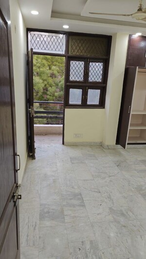Room in 3 BHK Builder Floor at Maidan Garhi – for Rent