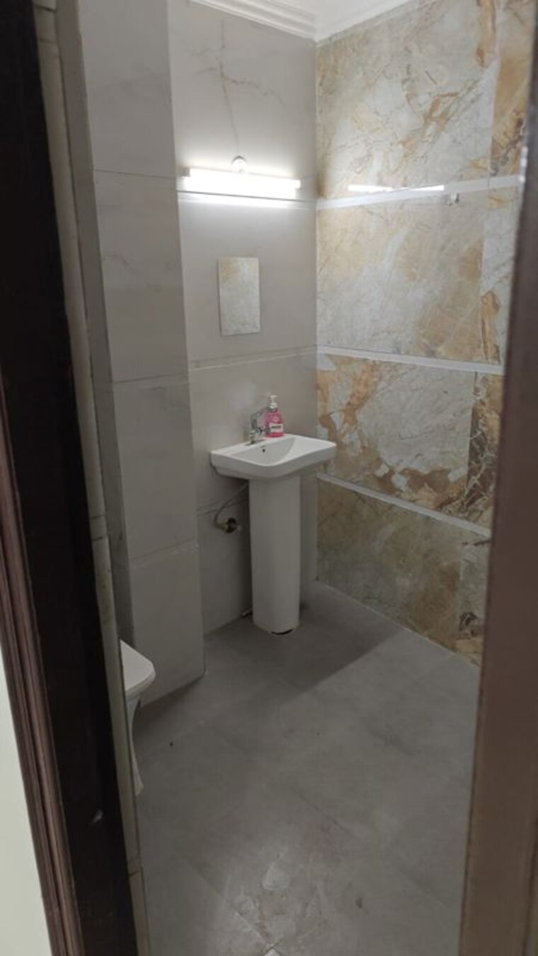 Bathroom, maidan garhi 3 Bedroom 1050 Sq.Ft. Builder Floor In Maidan Garhi Delhi 10262307