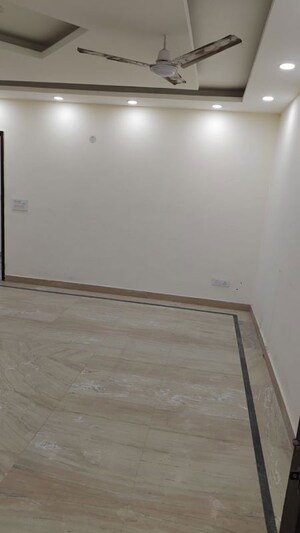 Room in 3 BHK Builder Floor at Maidan Garhi – for Rent
