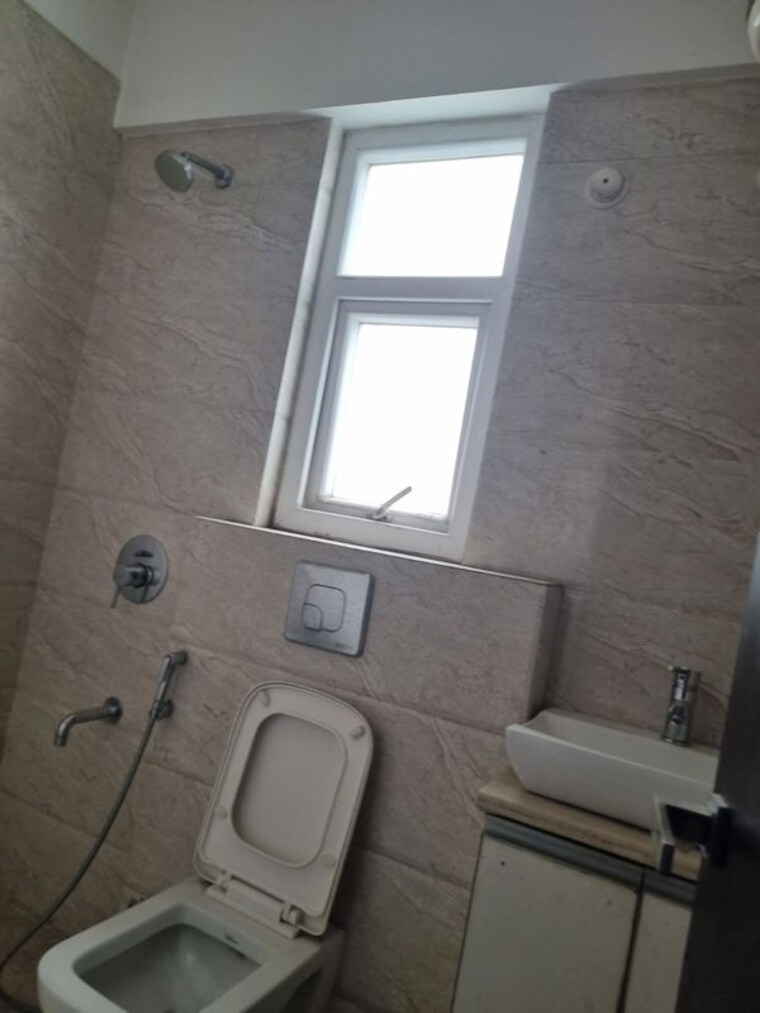 Bathroom, boring road 3 Bedroom 1600 Sq.Ft. Apartment In Boring Road Patna 10262372