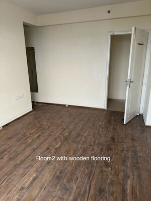 Room in 3 BHK Apartment at Omaxe Waterscapes, Gomti Nagar – for Rent