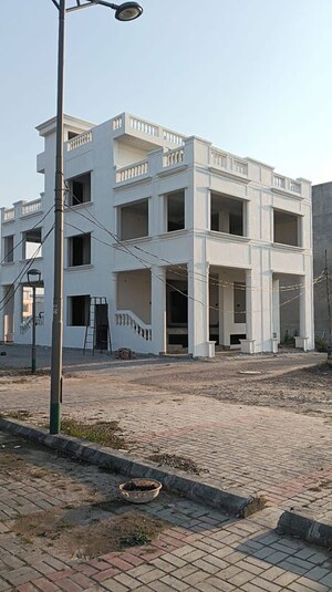  Showroom For Rent in DLF Garden City, Mohanlalganj