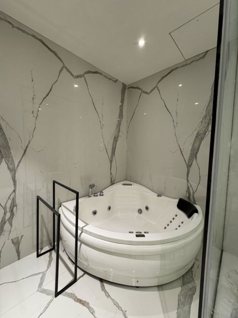 Bathroom, omkar-1973 4 Bedroom 4300 Sq.Ft. Apartment In Worli Mumbai 10262474