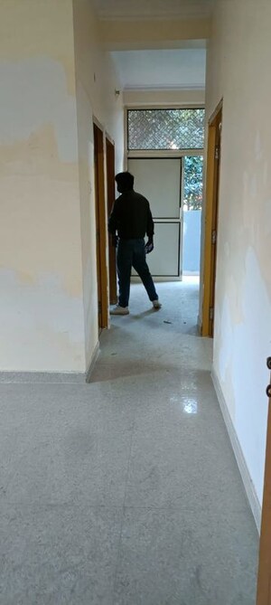 Room in 2 BHK Builder Floor at Gomti Nagar – for Rent