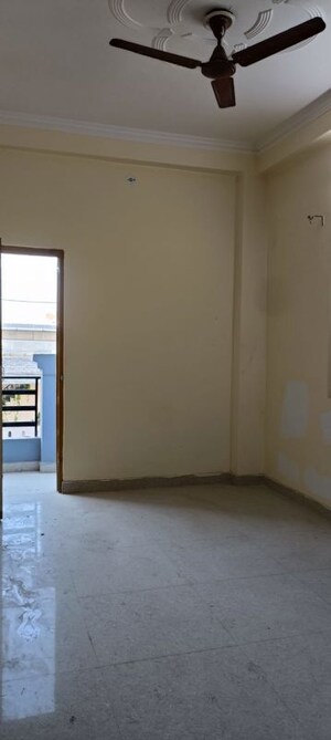Room in 2 BHK Builder Floor at Gomti Nagar – for Rent