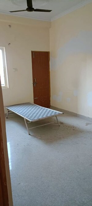 Room in 2 BHK Builder Floor at Gomti Nagar – for Rent