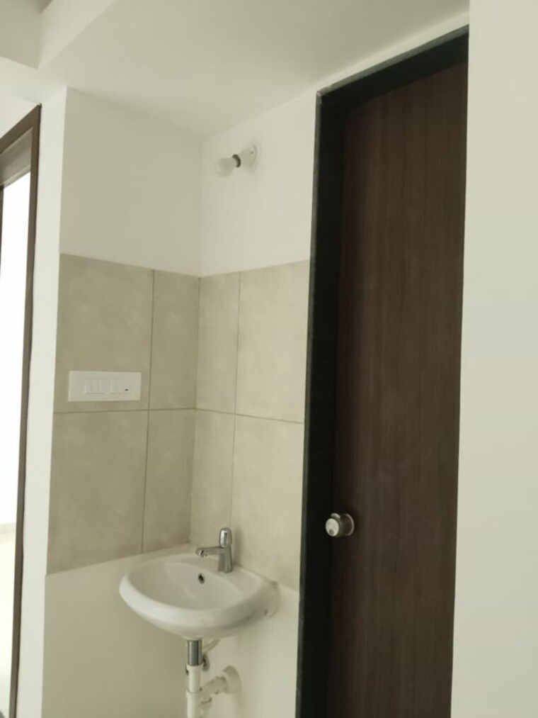 Bathroom, utsav-51-balewadi-residences 2 Bedroom 708 Sq.Ft. Apartment In Balewadi Pune 10262569
