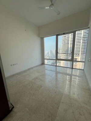 Room in 3 BHK Apartment at Indiabulls Blu, Worli – for Rent