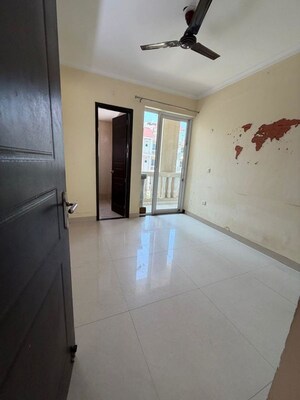 Room in 3 BHK Apartment at South City 1 – for Rent