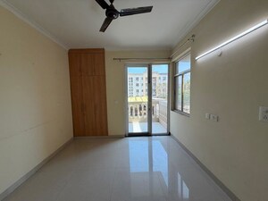 Room in 3 BHK Apartment at South City 1 – for Rent