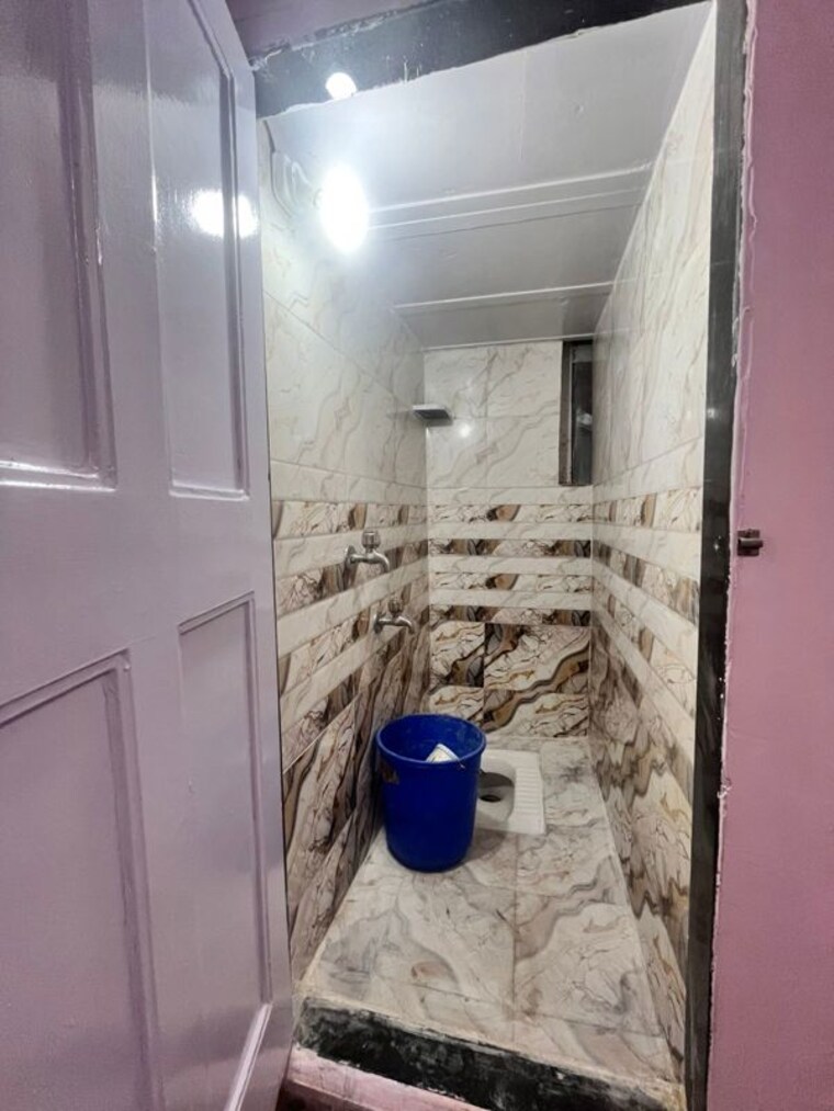 Bathroom, seven bunglow 2 Bedroom 600 Sq.Ft. Apartment In Seven Bunglow Mumbai 10262581