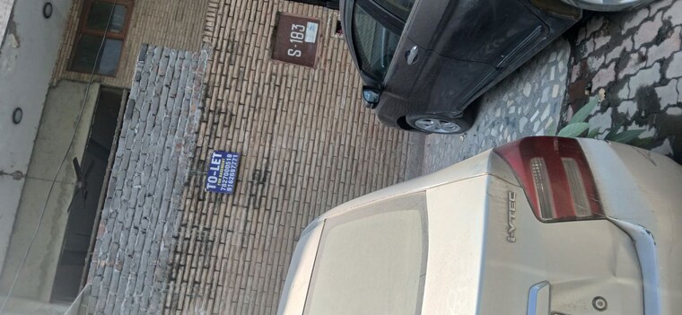 Bathroom, chittaranjan park 3 Bedroom 160 Sq.Yd. Builder Floor In Chittaranjan Park Delhi 10262594