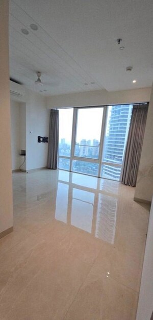 Room in 3 BHK Apartment at Indiabulls Blu, Worli – for Rent
