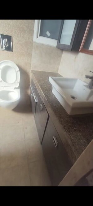 Bathroom in 3.5 BHK Apartment at Shalimar Oneworld Vista, Gomti Nagar – for Rent