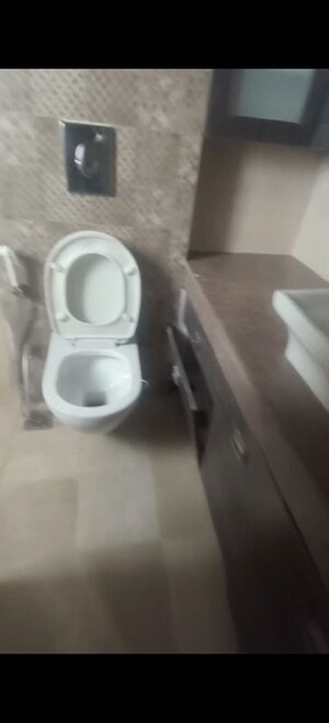 Bathroom in 3.5 BHK Apartment at Shalimar Oneworld Vista, Gomti Nagar – for Rent
