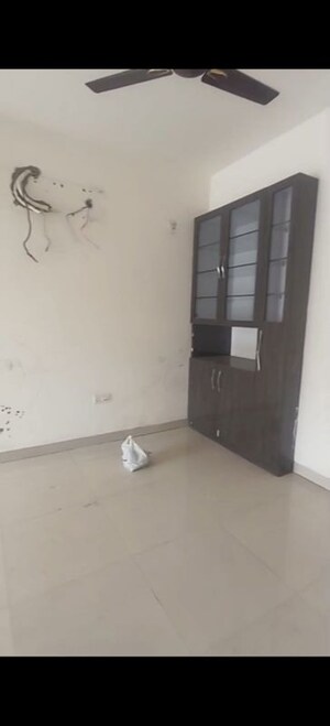 Room in 3.5 BHK Apartment at Shalimar Oneworld Vista, Gomti Nagar – for Rent