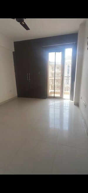 Room in 3.5 BHK Apartment at Shalimar Oneworld Vista, Gomti Nagar – for Rent