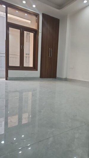 Room in 3 BHK Builder Floor at Malviya Nagar – for Rent