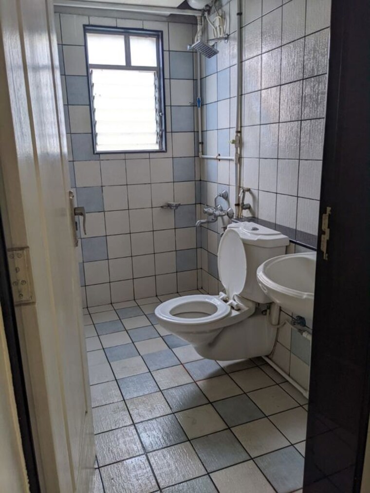 Bathroom, rama-capriccio-phase-i 4 Bedroom 1800 Sq.Ft. Penthouse In Wakad Pune 10262618