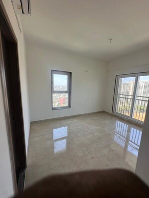 Room in 2 BHK Apartment at Shapoorji Pallonji Alpine 2, Kandivali East – for Rent