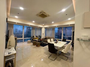 Team Area in 4 BHK Apartment at Indiabulls Blu, Worli – for Rent