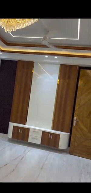 Furnished Amenities in 3 BHK Builder Floor at Raghu Nagar – for Sale