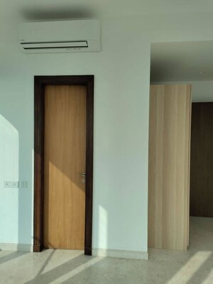 Room in 2 BHK Apartment at Indiabulls Blu, Worli – for Rent