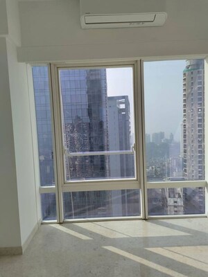 Room in 2 BHK Apartment at Indiabulls Blu, Worli – for Rent