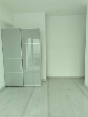 Room in 2 BHK Apartment at Indiabulls Blu, Worli – for Rent