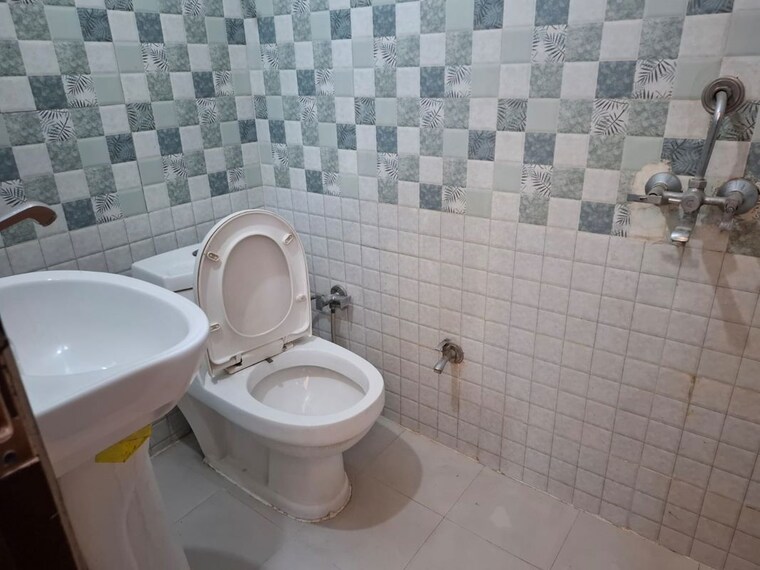 Bathroom, arocon-i-apartment 3 Bedroom 1400 Sq.Ft. Builder Floor In Niti Khand ii Ghaziabad 10262774