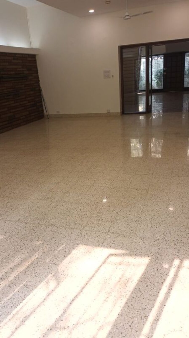  Parking, gulmohar park 3.5 Bedroom 550 Sq.Yd. Villa In Gulmohar Park Delhi 10262805