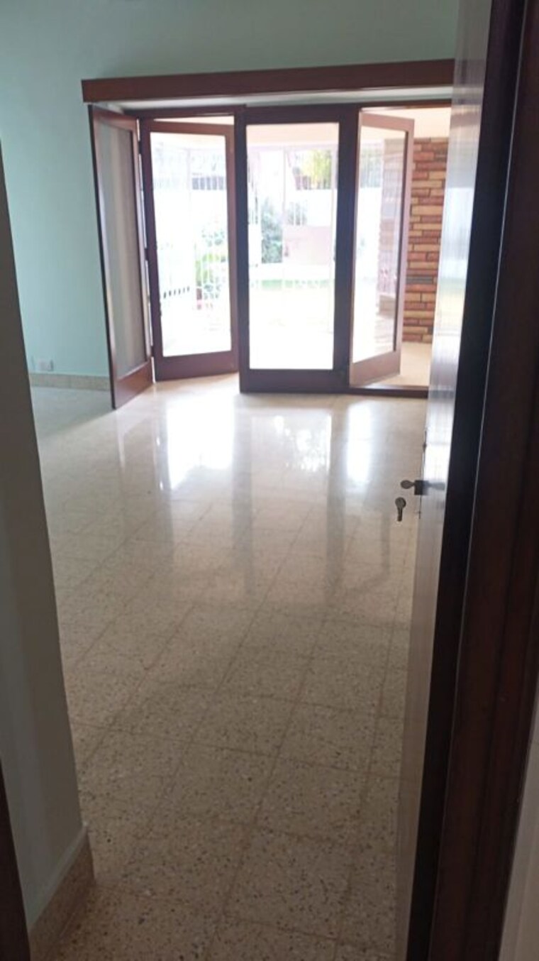 Room, gulmohar park 3.5 Bedroom 550 Sq.Yd. Villa In Gulmohar Park Delhi 10262805