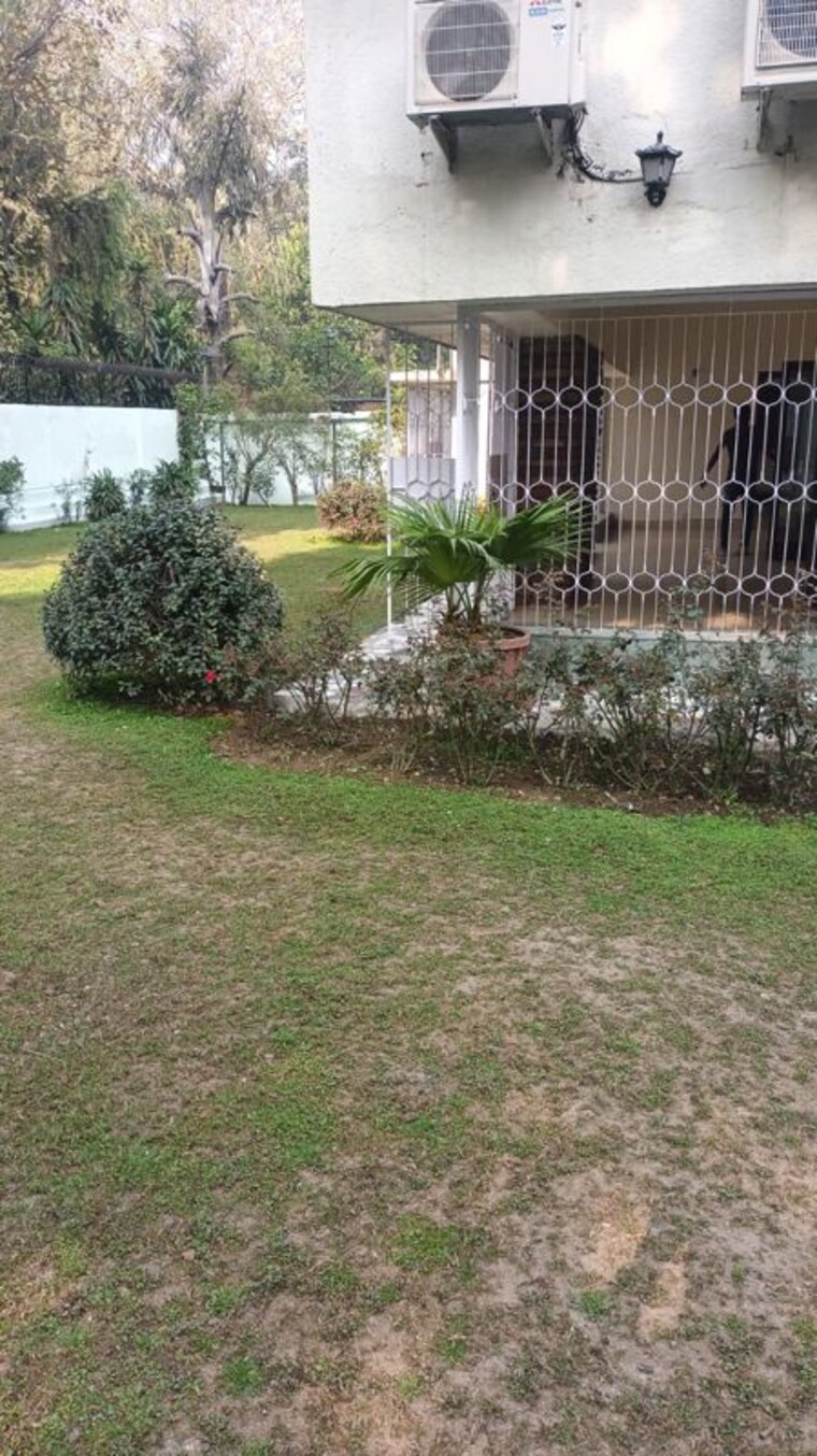 Garden, gulmohar park 3.5 Bedroom 550 Sq.Yd. Villa In Gulmohar Park Delhi 10262805
