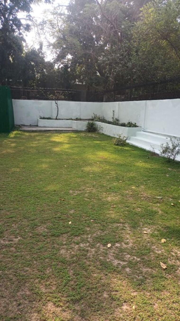 Garden, gulmohar park 3.5 Bedroom 550 Sq.Yd. Villa In Gulmohar Park Delhi 10262805