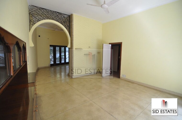 Room, nizamuddin east 4 Bedroom 300 Sq.Yd. Villa In Nizamuddin East Delhi 10262855