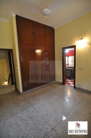 Room in 4 BHK Villa at Nizamuddin East – for Rent