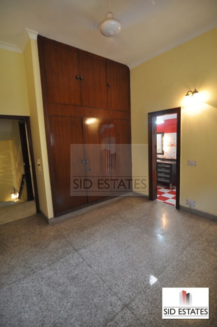 Room, nizamuddin east 4 Bedroom 300 Sq.Yd. Villa In Nizamuddin East Delhi 10262855
