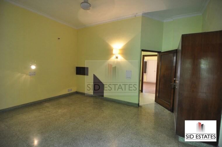 Room, nizamuddin east 4 Bedroom 300 Sq.Yd. Villa In Nizamuddin East Delhi 10262855