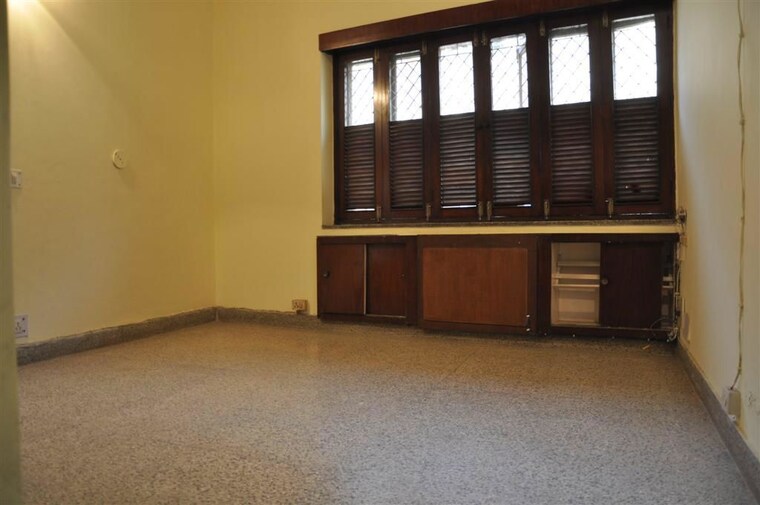 Room, nizamuddin east 4 Bedroom 300 Sq.Yd. Villa In Nizamuddin East Delhi 10262855