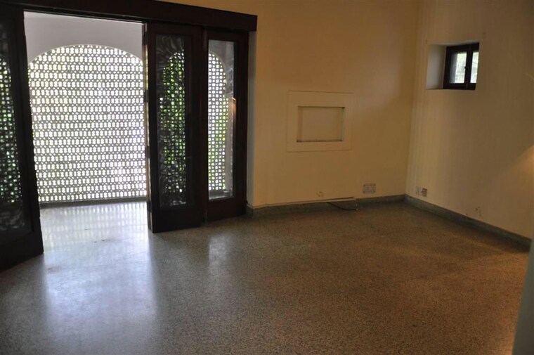 Room, nizamuddin east 4 Bedroom 300 Sq.Yd. Villa In Nizamuddin East Delhi 10262855
