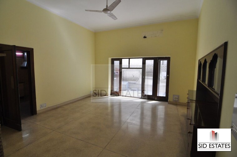 Room, nizamuddin east 4 Bedroom 300 Sq.Yd. Villa In Nizamuddin East Delhi 10262855