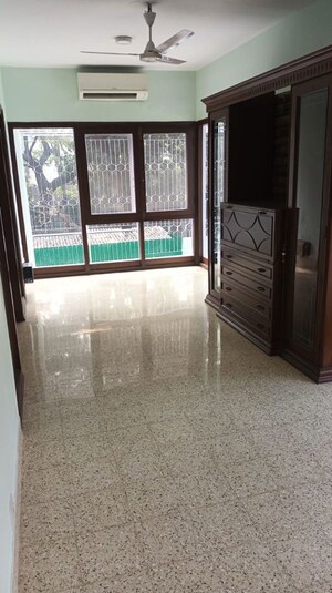 Room in 4 BHK Independent House at Vasant Vihar – for Rent