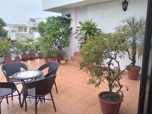 Team Area in 3 BHK Villa at Hauz Khas – for Rent