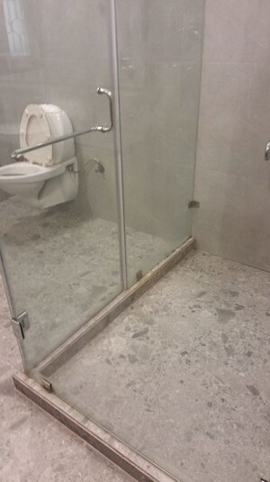 Bathroom in 5 BHK Villa at Defence Colony – for Rent